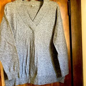 Warm V-neck grey/black/white pullover.
